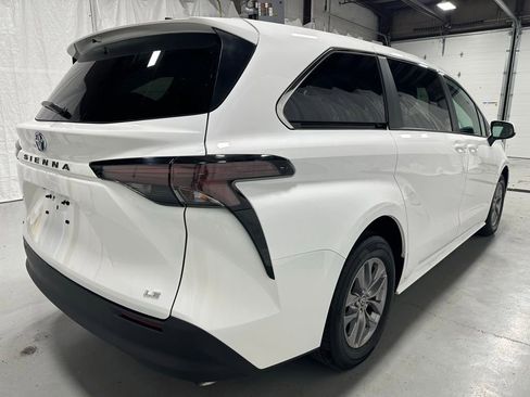 Used 2025 Toyota Sienna LE FWD image 7