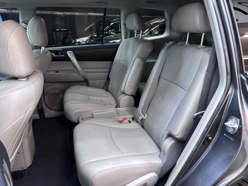Used 2011 Toyota Highlander SE FWD image 22