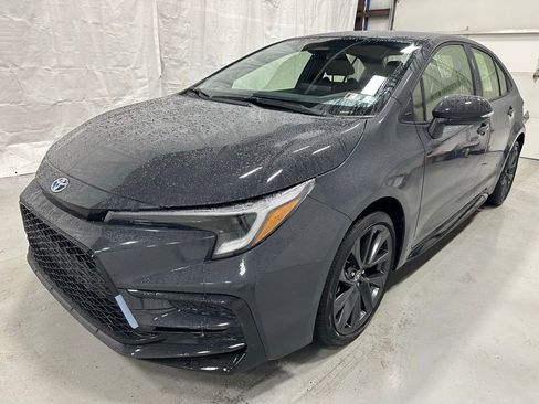 Used 2025 Toyota Corolla SE image 3