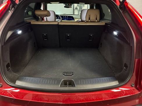 Used 2024 Cadillac XT4 Luxury w/ Cold Weather Package FWD image 23