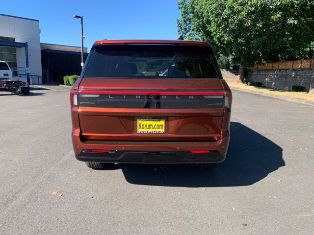 New 2027 Lincoln Navigator Reserve w/ Jet Appearance Package AWD/4WD image 4