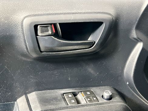 Used 2018 Toyota Tacoma SR image 16