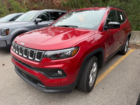 Used 2025 Jeep Compass Latitude AWD/4WD image 5