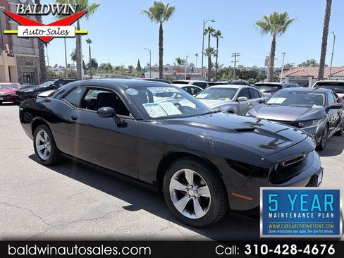 Used 2016 Dodge Challenger SXT RWD image 1
