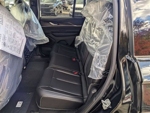 New 2025 Jeep Grand Cherokee Limited image 11