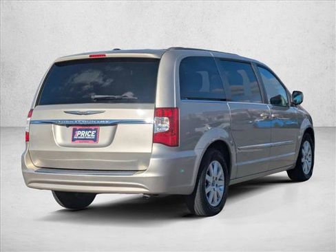 Used 2014 Chrysler Town & Country Touring image 5