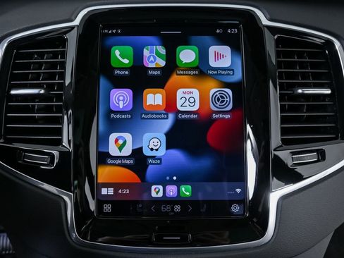 Certified 2024 Volvo XC90 T8 Ultimate w/ Lounge Package image 18