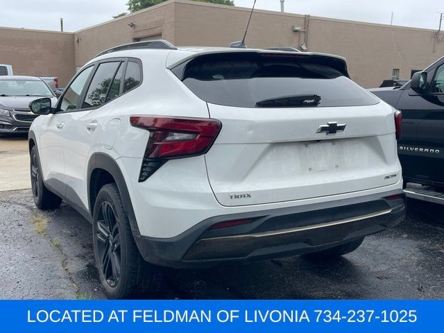 Used 2024 Chevrolet Trax ACTIV w/ Sunroof Package FWD image 2