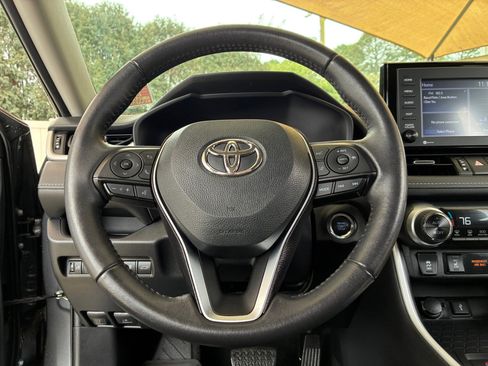 Used 2021 Toyota RAV4 XLE Premium image 17