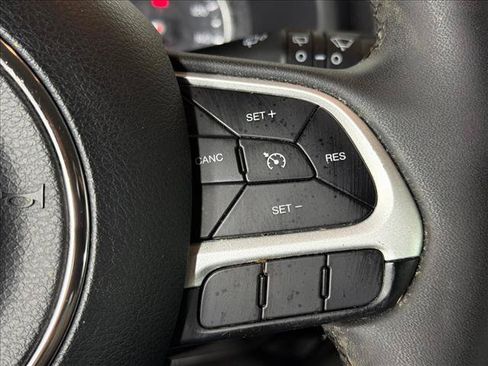 Used 2020 Jeep Renegade Latitude FWD image 25