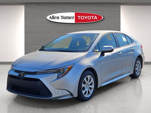 Used 2024 Toyota Corolla LE image 3