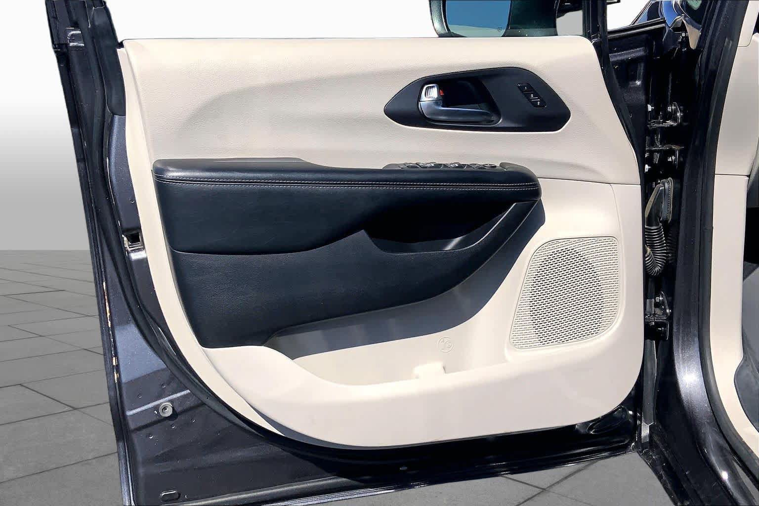 Used 2020 Chrysler Pacifica Limited FWD image 22