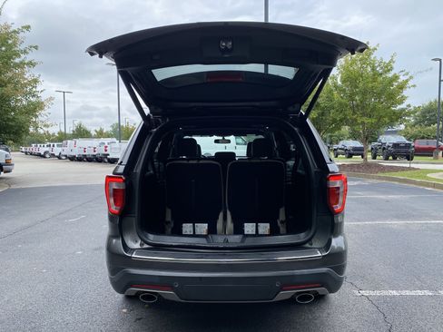 Used 2018 Ford Explorer XLT w/ Equipment Group 202A FWD image 11