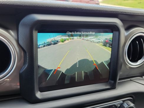 Used 2018 Jeep Wrangler Unlimited Sahara AWD/4WD image 19