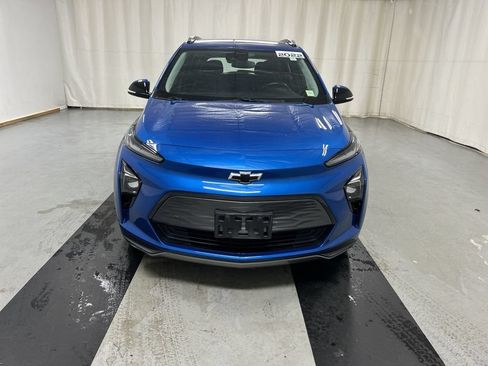 Used 2022 Chevrolet Bolt EUV LT w/ Comfort Package FWD image 2
