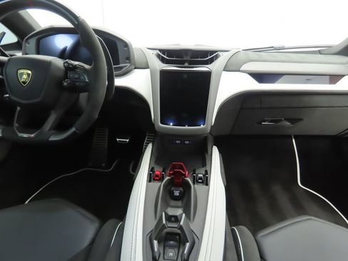 Used 2024 Lamborghini Revuelto image 13
