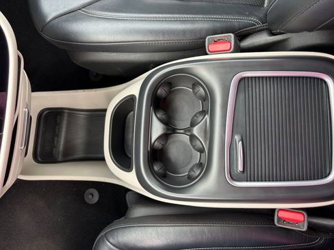 Used 2022 Chrysler Pacifica Touring-L FWD image 18