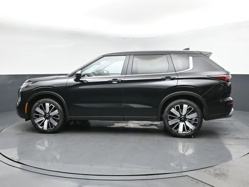 New 2026 Mitsubishi Outlander LE image 4
