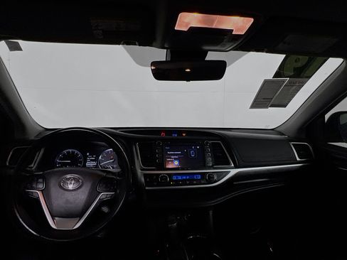 Used 2019 Toyota Highlander SE image 30