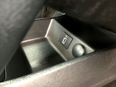 Used 2017 Ford Fusion SE w/ Fusion SE Technology Package image 43