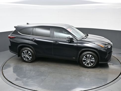 Used 2024 Toyota Highlander XLE AWD/4WD image 42