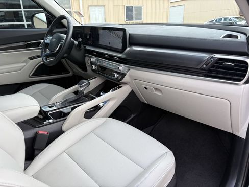Used 2025 Kia Telluride S FWD image 31