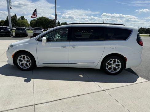 Used 2017 Chrysler Pacifica Touring-L w/ Tire & Wheel Group FWD image 4