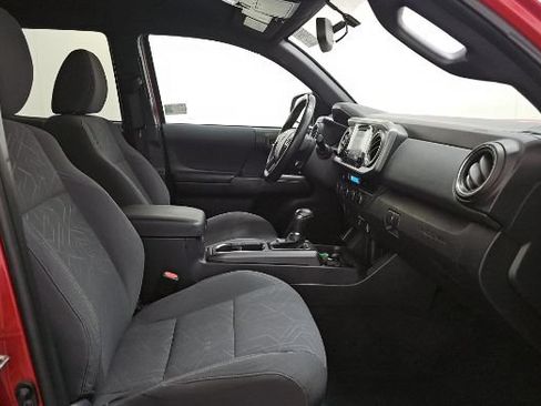 Used 2017 Toyota Tacoma TRD Sport AWD/4WD image 8