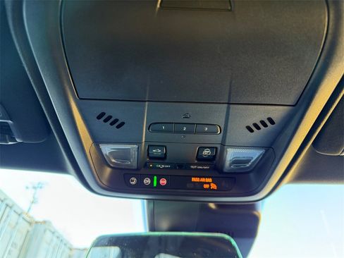 Used 2022 Cadillac XT4 Luxury w/ Cold Weather Package image 19