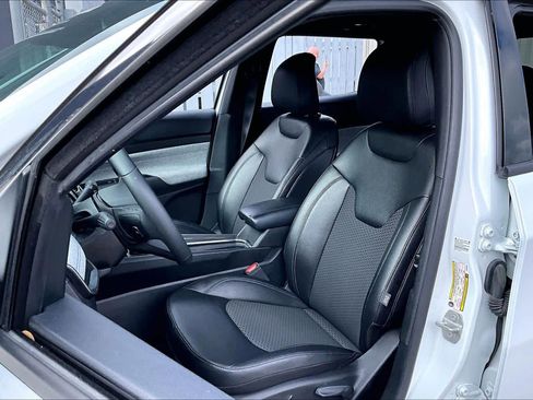 Used 2025 Jeep Compass Latitude image 8