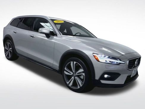 Used 2025 Volvo V60 B5 Cross Country Plus image 18