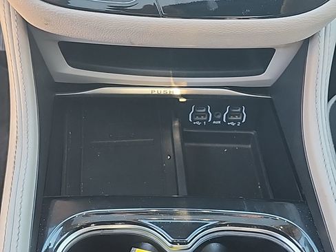 Certified 2023 Chrysler Pacifica Limited image 9