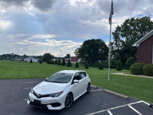 Used 2018 Toyota Corolla iM w/ All-Weather Mat Package FWD image 1