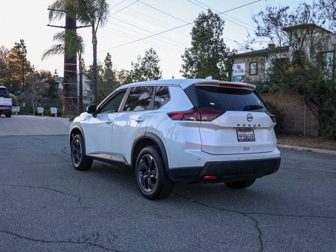 Used 2025 Nissan Rogue SV image 6