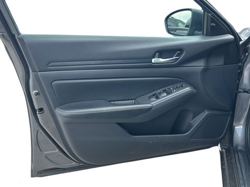 Used 2025 Nissan Altima 2.5 SV FWD image 9