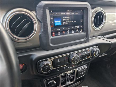 Used 2020 Jeep Gladiator Overland w/ Trailer Tow Package AWD/4WD image 16