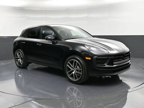 Certified 2026 Porsche Macan AWD/4WD image 10