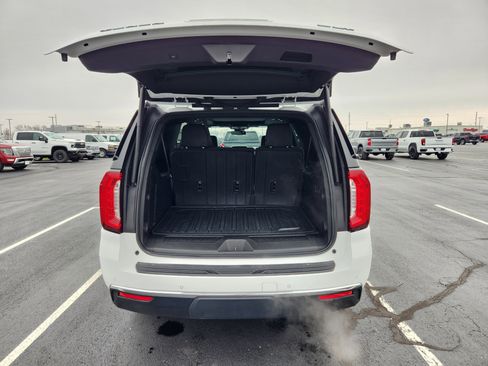 Used 2023 GMC Yukon XL SLT w/ SLT Luxury Package image 10