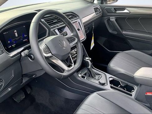 Used 2023 Volkswagen Tiguan SE image 17
