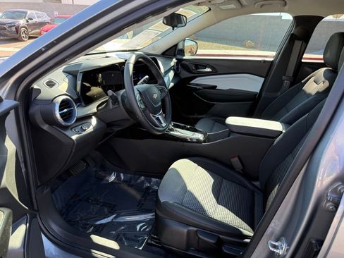 Used 2025 Chevrolet Trax LT w/ LT Convenience Package image 12