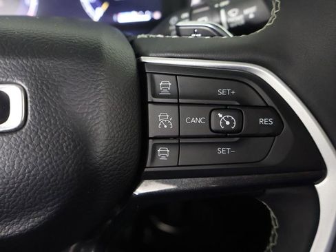 Used 2023 Jeep Grand Cherokee Laredo AWD/4WD image 40