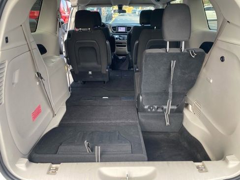 Used 2022 Chrysler Voyager LX image 23
