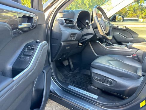 Used 2023 Toyota Highlander Limited image 6