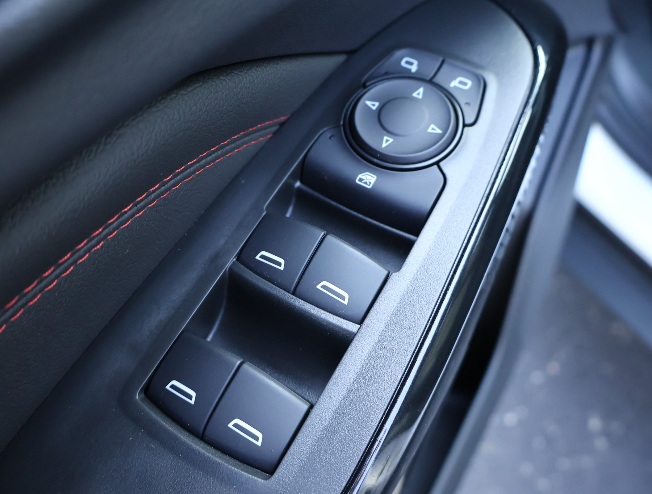 Used 2025 Chevrolet Trax RS w/ Sunroof Package FWD image 8