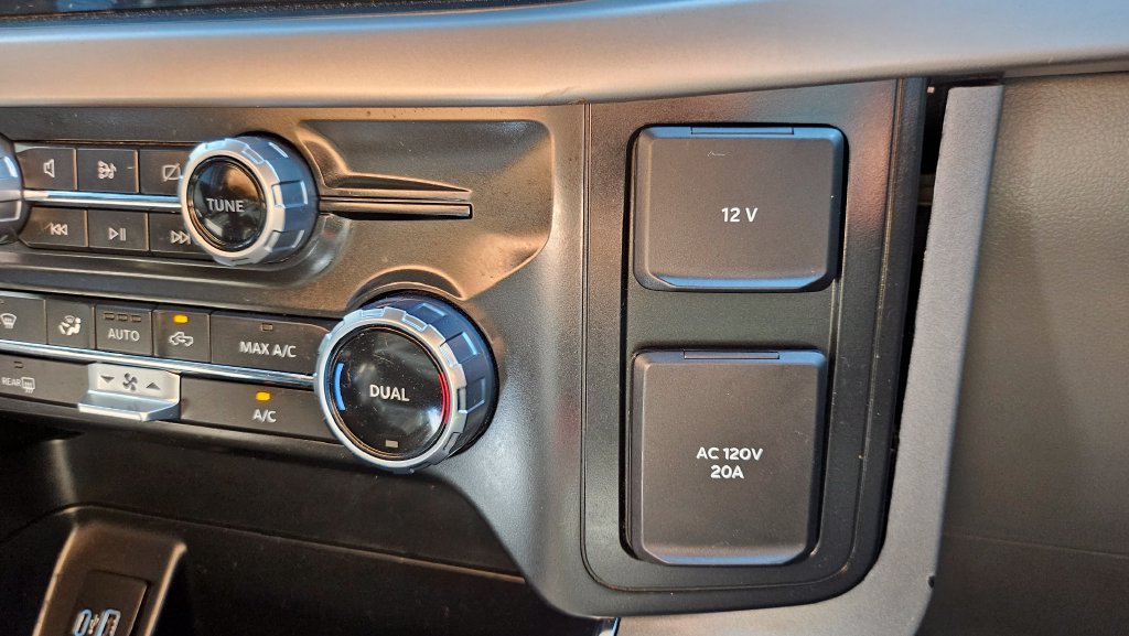 Used 2022 Ford F150 Lightning XLT AWD/4WD image 38