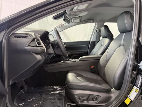 Used 2022 Toyota Camry XSE FWD image 9