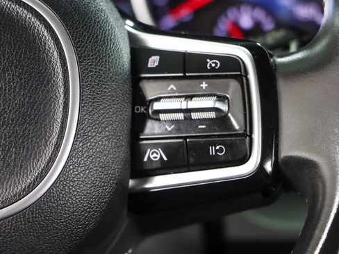 Used 2023 Kia Carnival LX FWD image 14