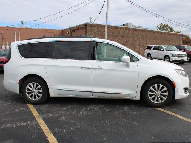 Used 2017 Chrysler Pacifica Touring-L FWD image 5