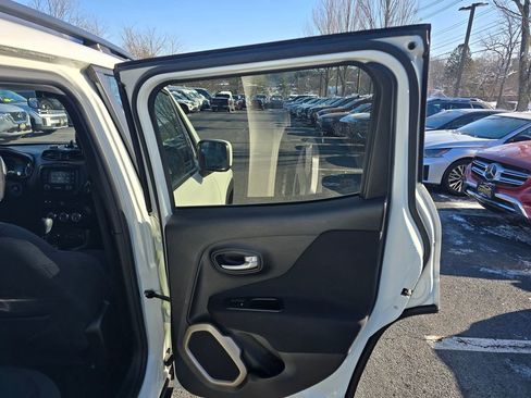 Used 2017 Jeep Renegade Latitude w/ Cold Weather Group image 13