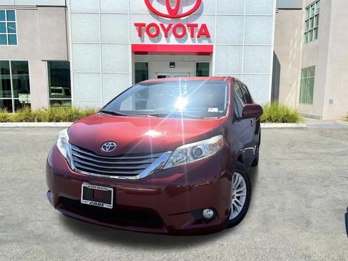 Used 2017 Toyota Sienna XLE Premium FWD image 4